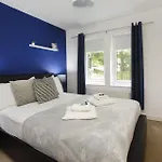 1 Liber House With Free Onsite Parking